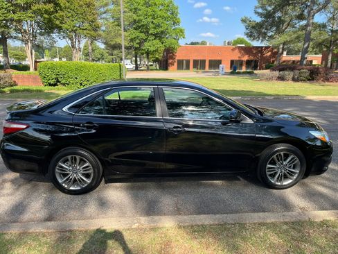 Used 2016 Toyota Camry SE image 6