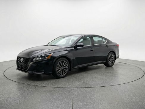Used 2025 Nissan Altima 2.5 SV FWD image 3