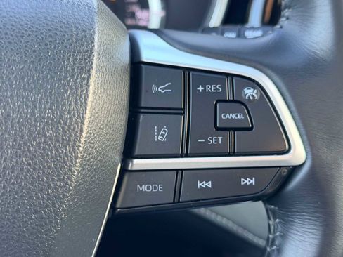 Used 2024 Toyota Highlander XLE image 25