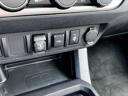 Used 2022 Toyota Tacoma TRD Sport AWD/4WD image 32