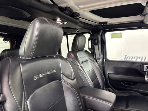 Used 2022 Jeep Wrangler Unlimited Sahara w/ Dual Top Group image 33