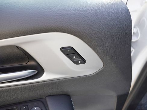 Certified 2025 Chrysler Pacifica Limited FWD image 23