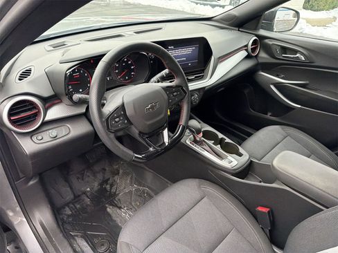Used 2025 Chevrolet Trax RS w/ Sunroof Package image 10