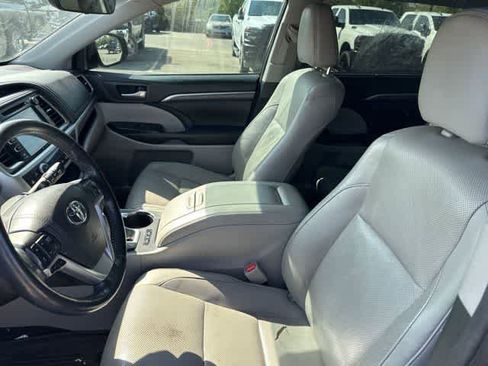 Used 2017 Toyota Highlander Limited Platinum image 3