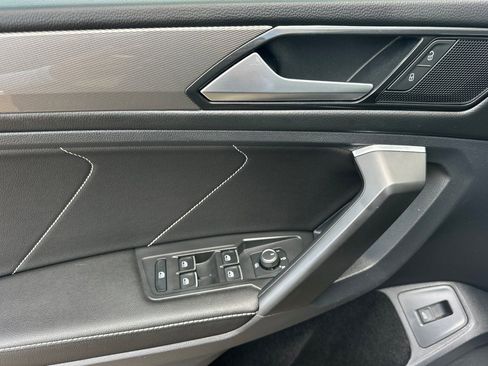 Used 2023 Volkswagen Tiguan SE w/ Panoramic Sunroof Package FWD image 11