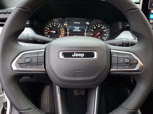 Used 2024 Jeep Compass Latitude AWD/4WD image 19