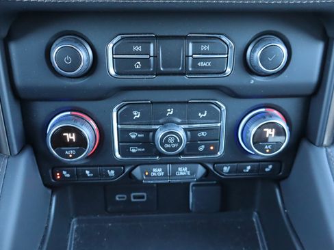 Used 2024 Chevrolet Suburban High Country w/ Advanced Technology Package image 31