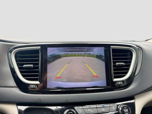 Used 2023 Chrysler Pacifica Touring-L FWD image 14