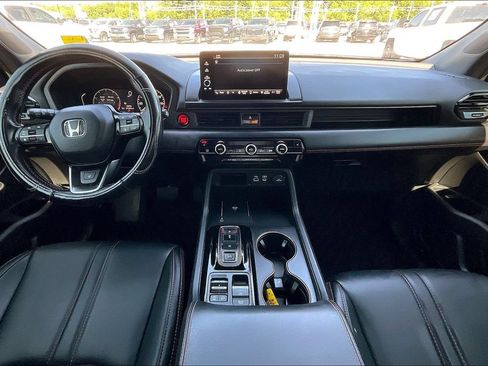 Used 2025 Honda Pilot TrailSport image 5