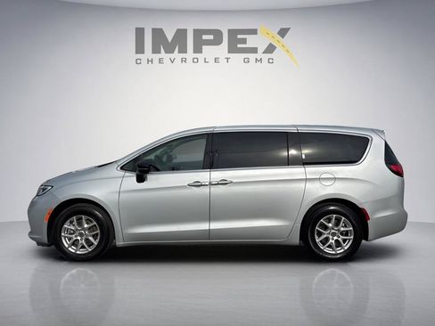 Used 2024 Chrysler Pacifica Touring-L FWD image 2