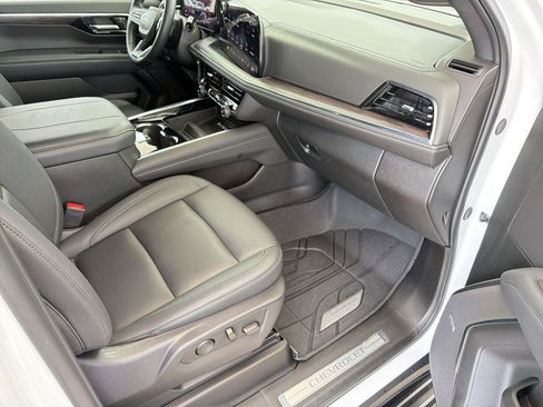 Used 2025 Chevrolet Suburban LT w/ Comfort Package image 31