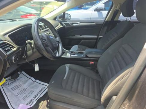 Used 2017 Ford Fusion SE FWD image 5