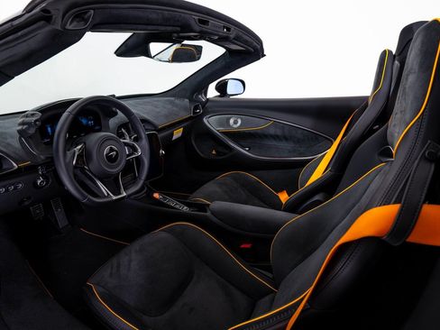 Used 2025 McLaren Artura Spider RWD image 18