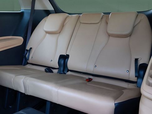 Used 2024 Kia Carnival LX FWD image 24