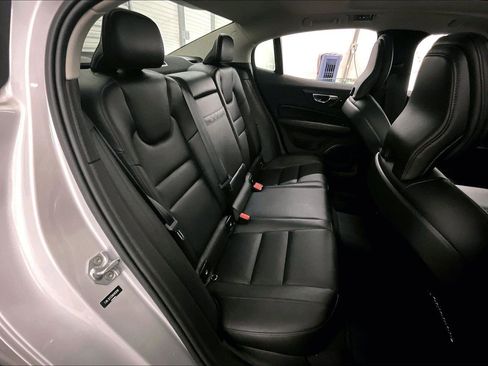 Used 2022 Volvo S60 B5 Momentum w/ Advanced Package image 26
