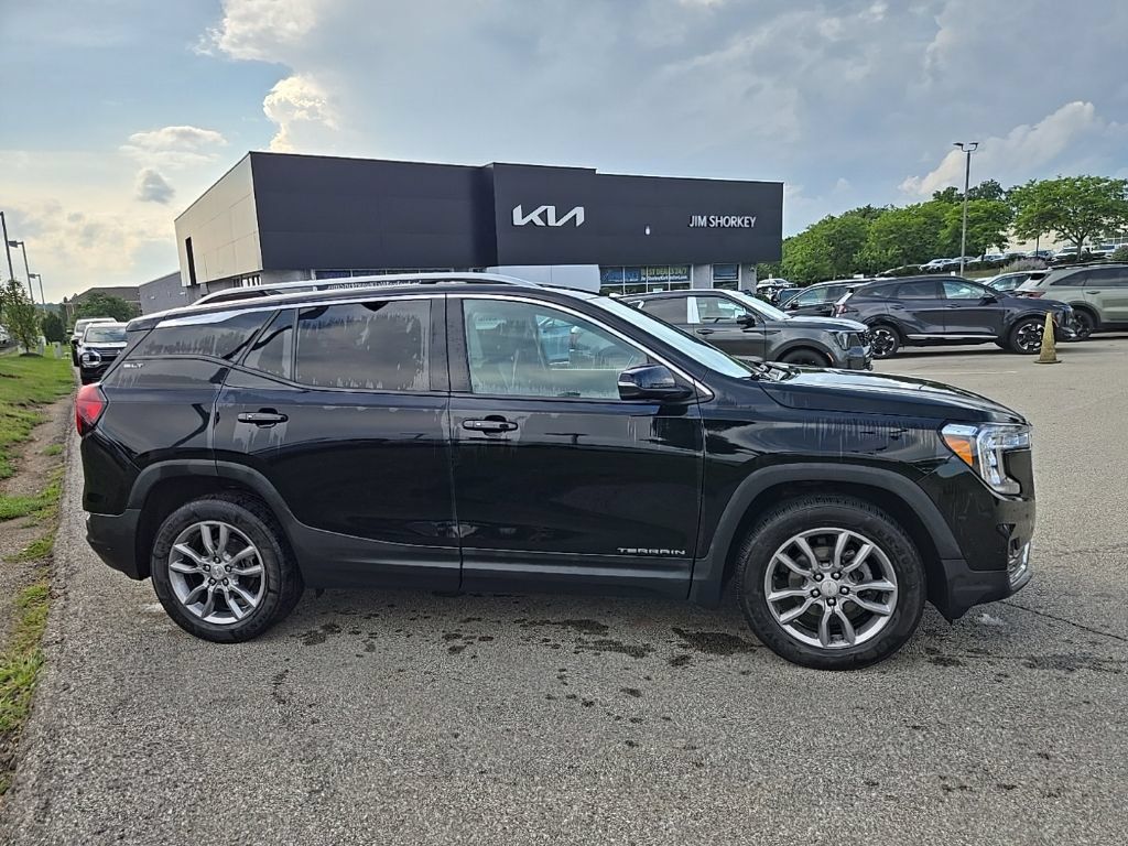 Used 2022 GMC Terrain SLT AWD/4WD image 2