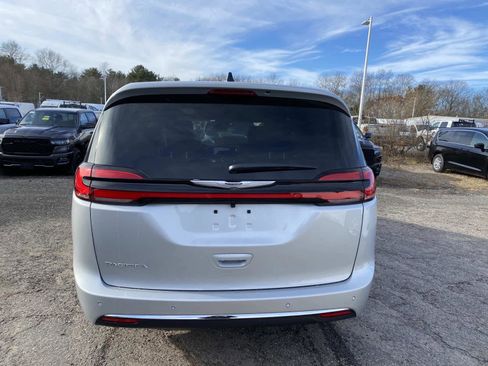 New 2026 Chrysler Pacifica Select image 4