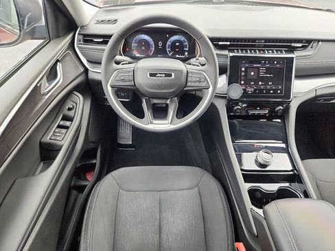 Used 2023 Jeep Grand Cherokee Laredo AWD/4WD image 12
