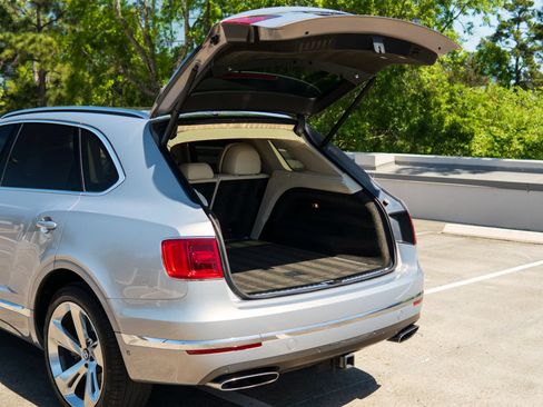 Used 2017 Bentley Bentayga AWD/4WD image 13