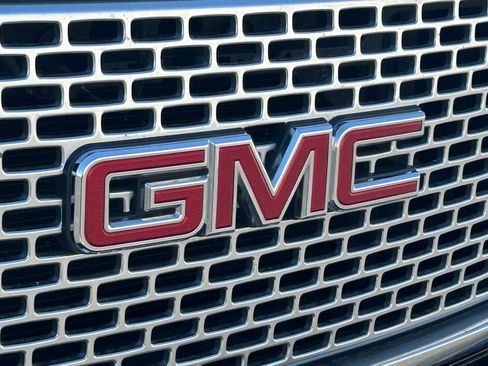 Used 2015 GMC Yukon Denali w/ Touring Package AWD/4WD image 9