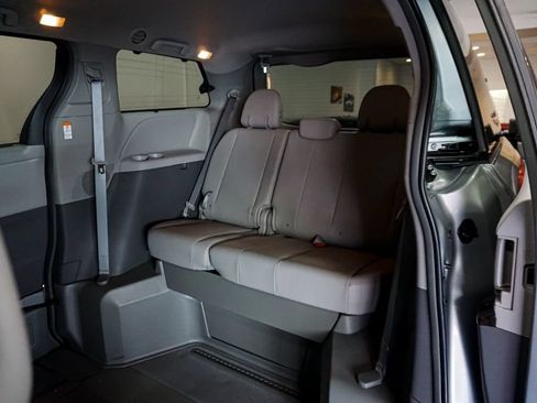 Used 2019 Toyota Sienna XLE Premium FWD image 35