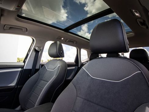 Used 2023 Volkswagen Taos SE w/ Panoramic Sunroof Package FWD image 47