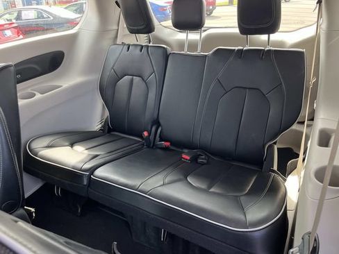 Used 2022 Chrysler Pacifica Limited FWD image 18