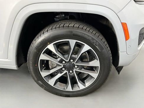 Used 2021 Jeep Grand Cherokee L Overland w/ Luxury Tech Group IV AWD/4WD image 41