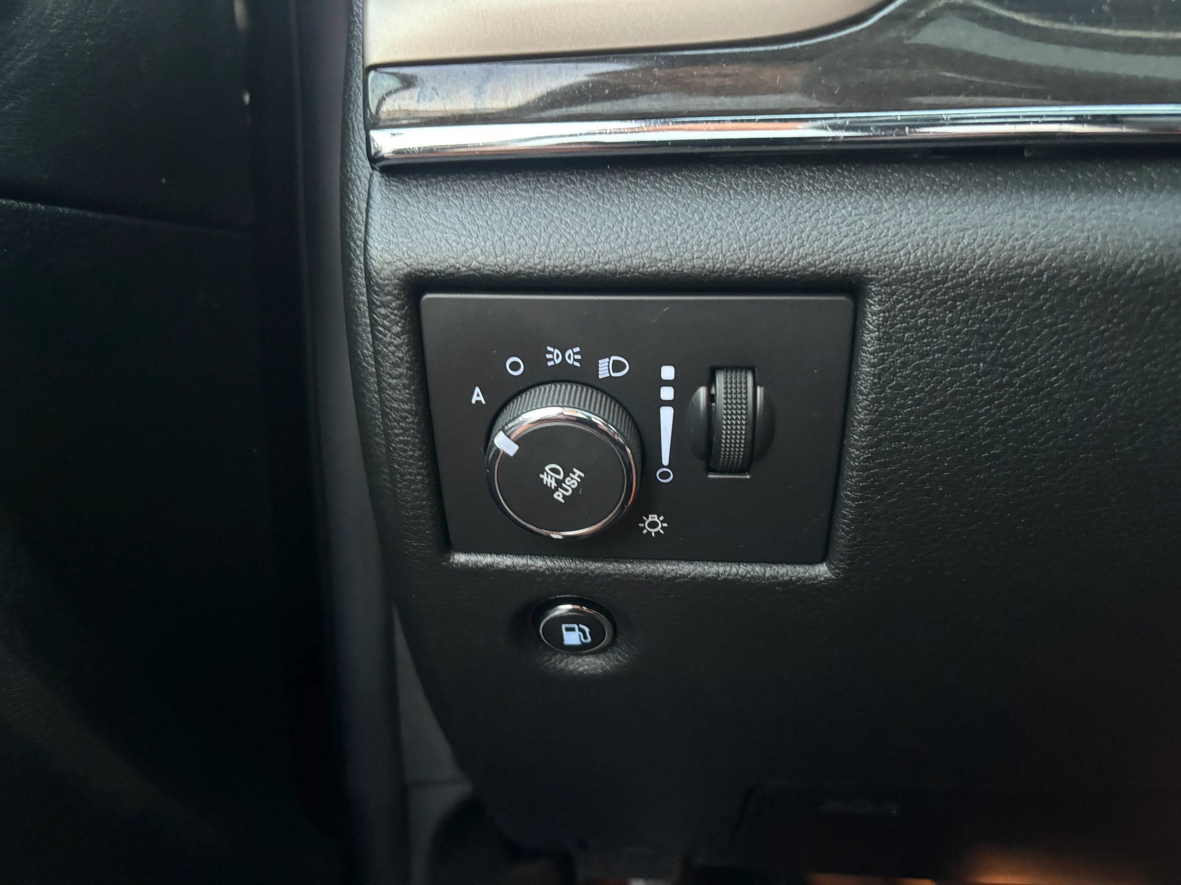 Used 2014 Jeep Grand Cherokee Overland AWD/4WD image 18