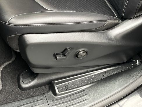 Used 2025 Chrysler Pacifica Select image 9