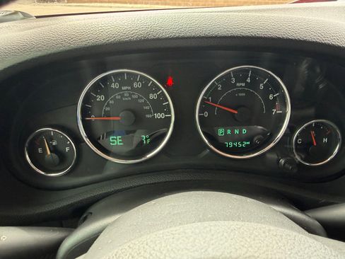 Used 2018 Jeep Wrangler Unlimited Sahara w/ Connectivity Group AWD/4WD image 15