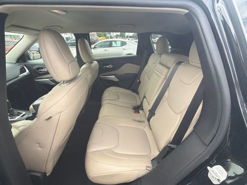 Used 2018 Jeep Cherokee Latitude w/ North All-Season Group AWD/4WD image 8