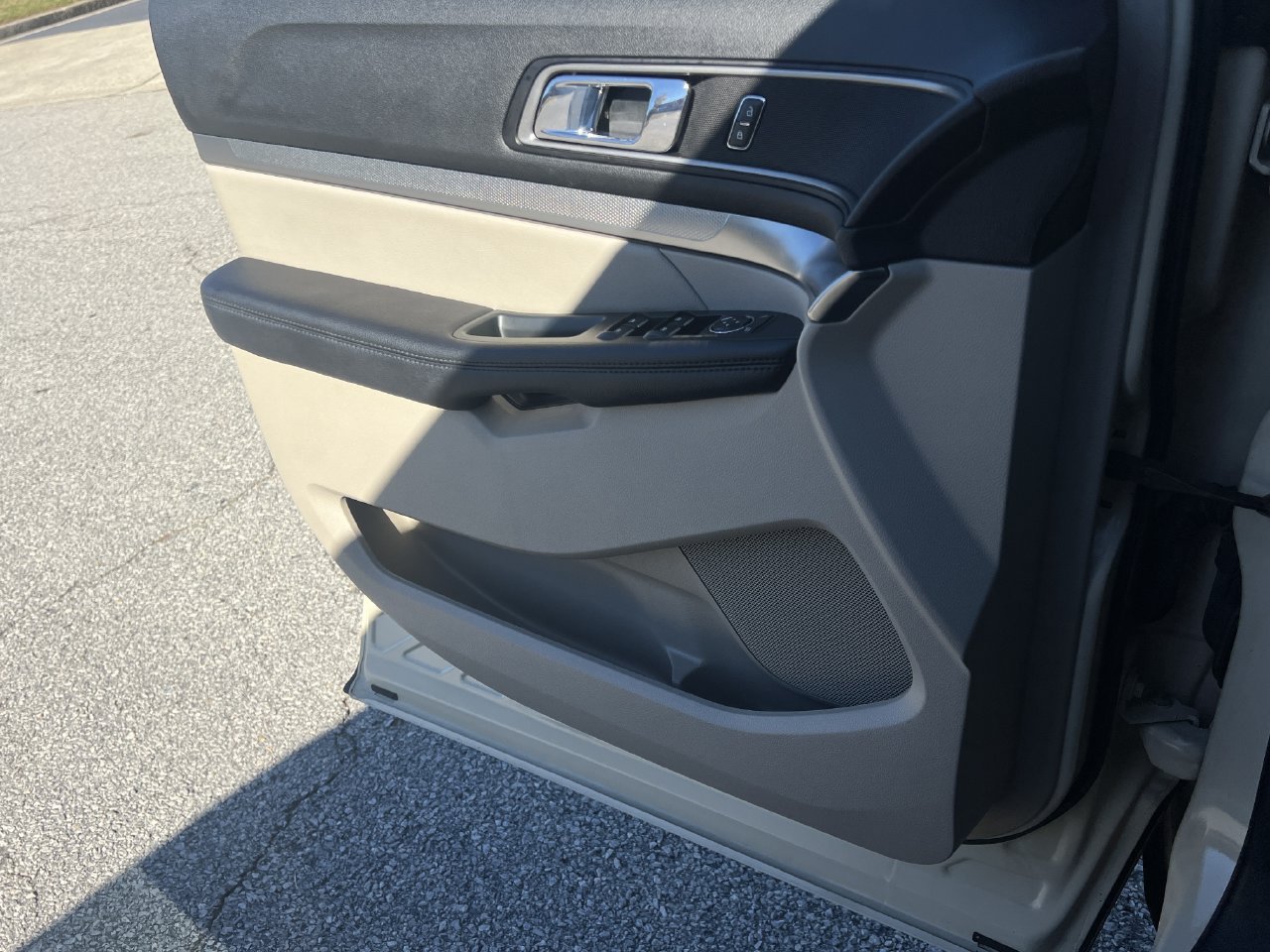 Used 2018 Ford Explorer XLT w/ Equipment Group 202A AWD/4WD image 18