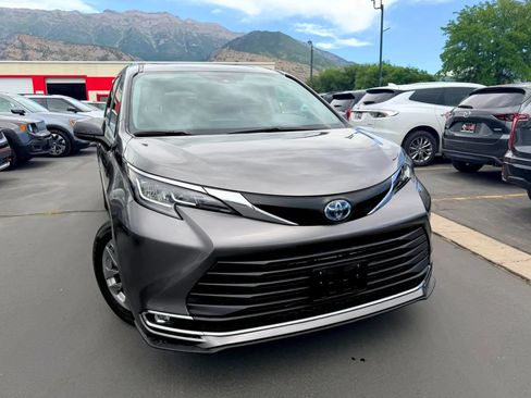 Used 2023 Toyota Sienna XLE AWD/4WD image 2