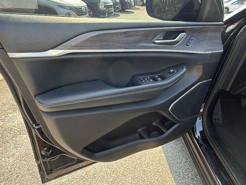 Used 2022 Jeep Grand Cherokee Limited w/ Luxury Tech Group II RWD image 14