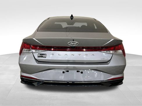 Used 2023 Hyundai Elantra Limited w/ Preferred Accessory Package FWD image 4