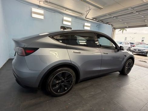 Used 2024 Tesla Model Y 2WD image 11
