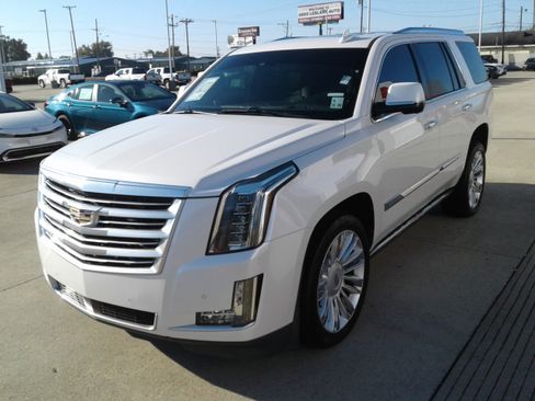 Used 2016 Cadillac Escalade Platinum image 3