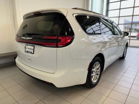 Used 2022 Chrysler Pacifica Touring-L FWD image 36