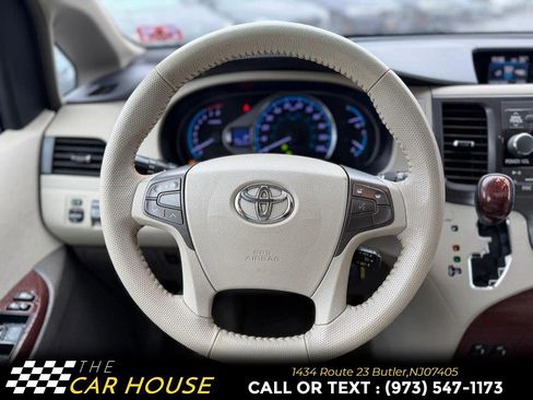 Used 2013 Toyota Sienna XLE image 25
