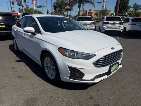 Used 2019 Ford Fusion SE FWD image 2