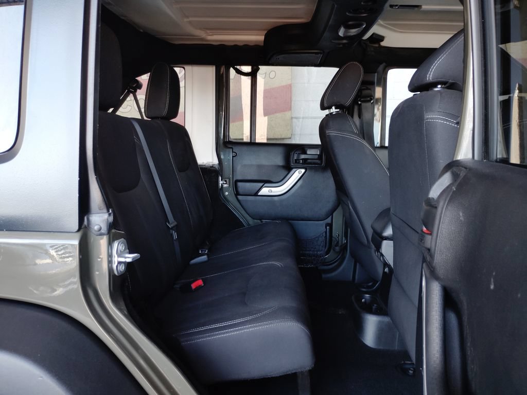 Used 2015 Jeep Wrangler Unlimited Rubicon w/ Connectivity Group AWD/4WD image 16