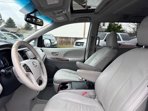 Used 2013 Toyota Sienna XLE image 15