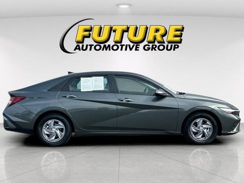 Used 2025 Hyundai Elantra SE FWD image 2