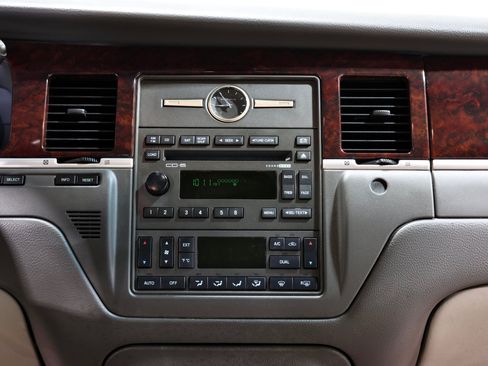 Used 2008 Lincoln Town Car Signature Limited RWD image 8