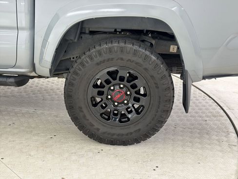 Used 2021 Toyota Tacoma TRD Sport w/ TRD Premium Sport Package AWD/4WD image 11