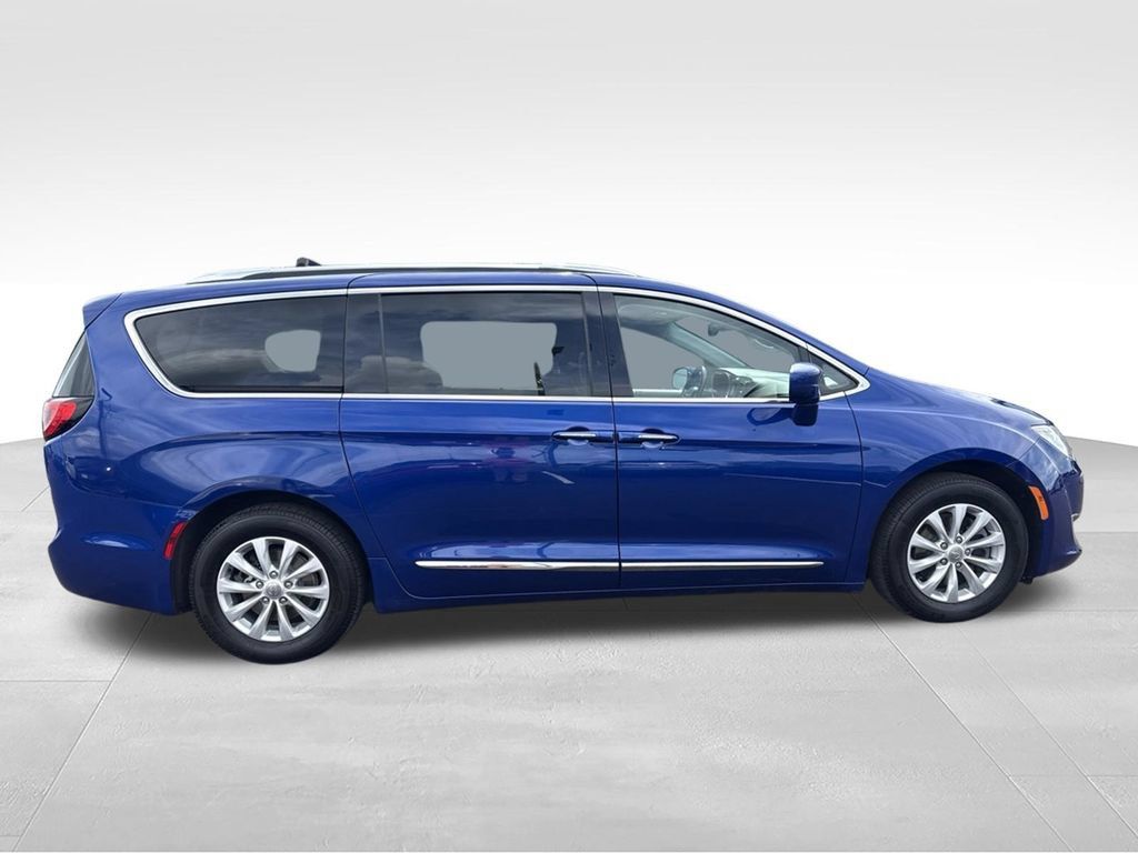 Used 2019 Chrysler Pacifica Touring-L FWD image 2