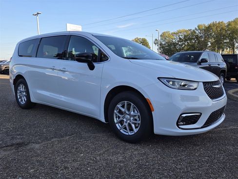 New 2026 Chrysler Pacifica Select image 2