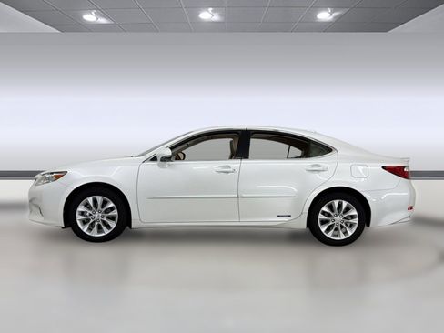 Used 2015 Lexus ES 300h w/ Navigation System Package FWD image 2