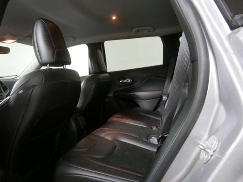 Used 2020 Jeep Cherokee Trailhawk w/ Cold Weather Group AWD/4WD image 19